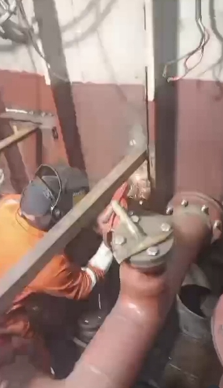 Profissional da DNC executando serviço de caldeiraria em tubulação naval