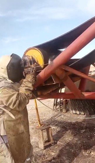 Profissional da DNC realizando manutenção em equipamento da indústria salineira
